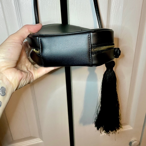 Black purse with tassel. - Picture 4 of 4